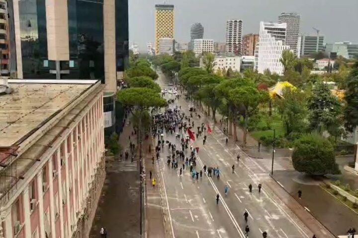 Bulevardi në Tiranë me pak njerëz gjatë një proteste para Kryeministrisë